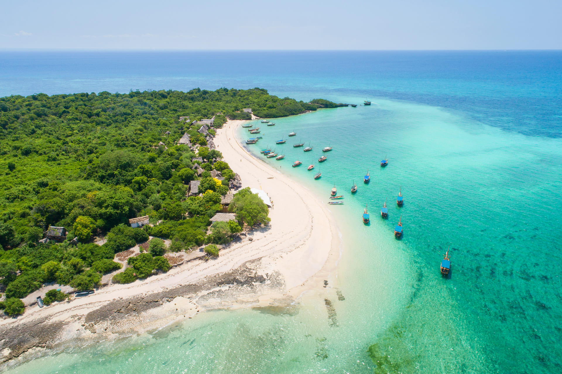 plage-bateaux-zanzibar-tanzanie